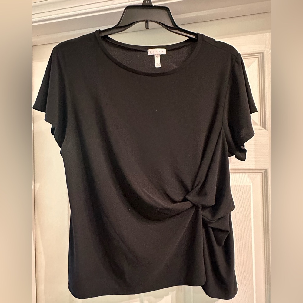 Short sleeve knot detail knit top